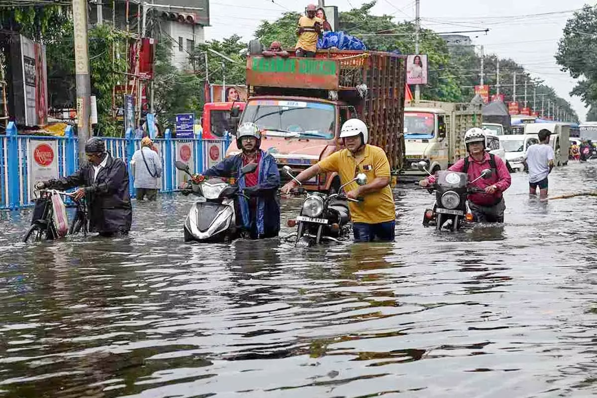 walking through floodwater leptospirosis symptoms causes prevention