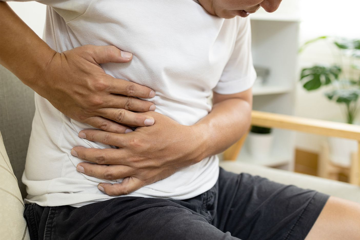 liver damage warning signs hands eyes