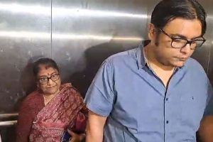 দুই ছেলের পর ইডি দপ্তরে হাজিরা মদনের স্ত্রী’র, পুর নিয়োগ দুর্নীতি মামলায় চলছে জিজ্ঞাসাবাদ