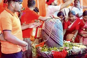 আদিনার অদূরেই আদিনাথের রুদ্রাভিষেক! শিবপুজোয় মালদহে ভক্তদের ঢল