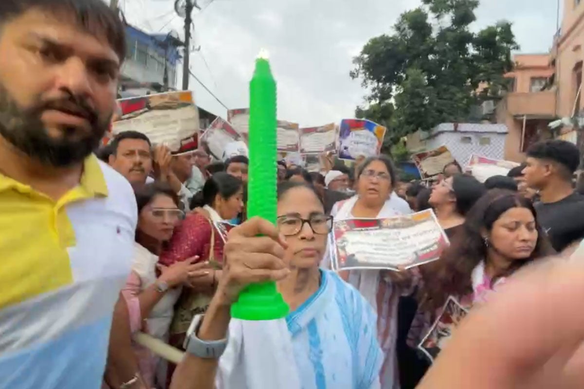 বারুইপুর কাণ্ডের প্রতিবাদে পথে মমতা, বাড়ির সামনেই মোমবাতি মিছিল তৃণমূলনেত্রীর