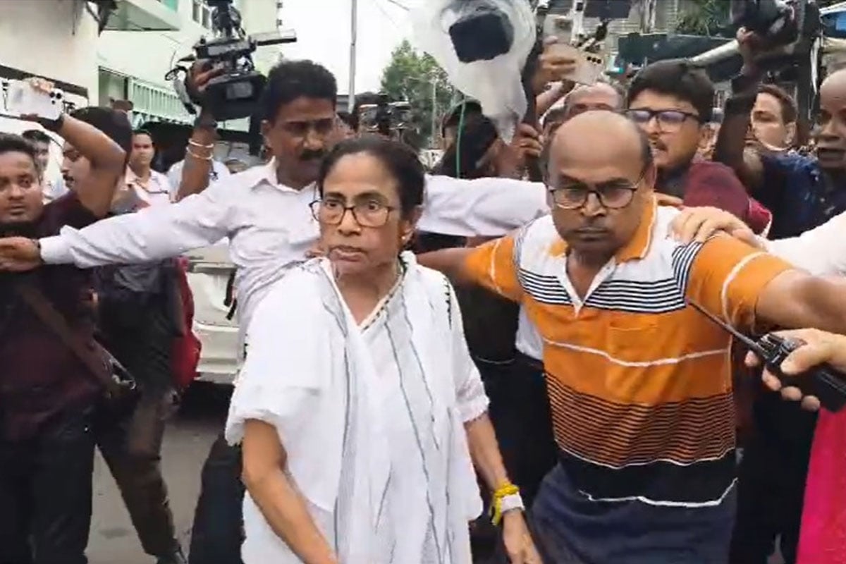 TMC leader mamata banerjee slaps her own party member in kolkata while trying to bring the situation under control.