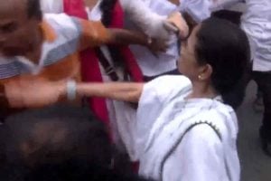 মেজাজ হারালেন মমতা, নিজের দলের কর্মীকেই সপাটে চড় তৃণমূলনেত্রীর