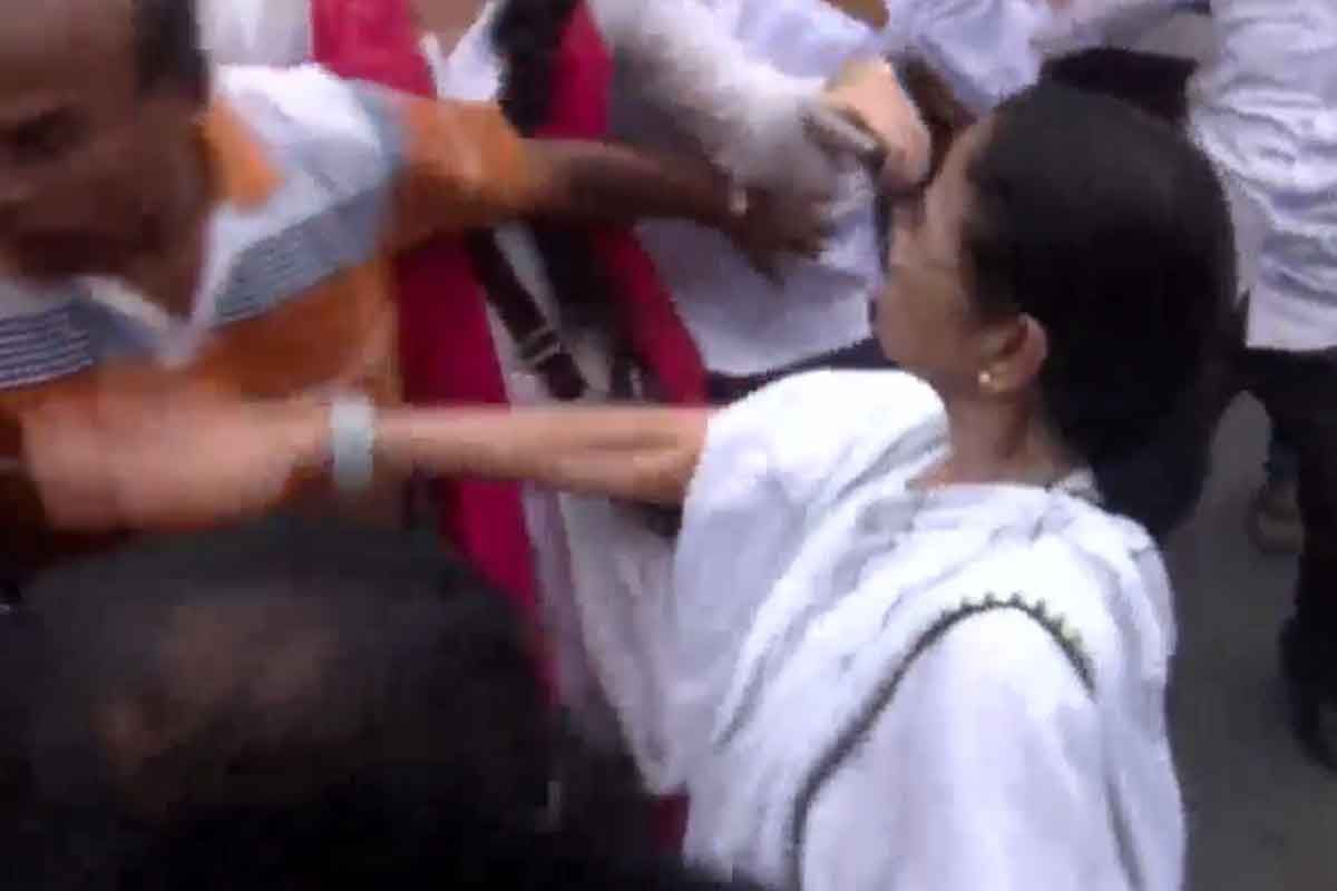 মেজাজ হারালেন মমতা, নিজের দলের কর্মীকেই সপাটে চড় তৃণমূলনেত্রীর