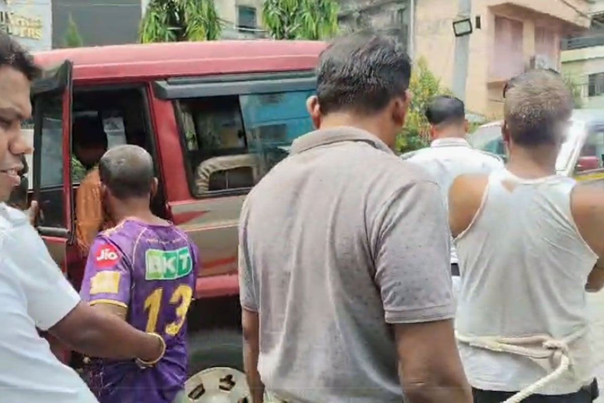 লাইসেন্স ছাড়া গোহত্যা করে প্রকাশ্যে মাংস বিক্রি! রাজারহাটে গ্রেপ্তার ৬
