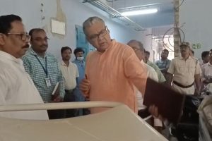 ভেঙে পড়ছে ভবন, অব্যবহৃত আসবাবপত্রে মরছে! হলদিয়া মহকুমা হাসপাতালের ‘দশা’ দেখে ক্ষুব্ধ স্বাস্থ্যমন্ত্রী
