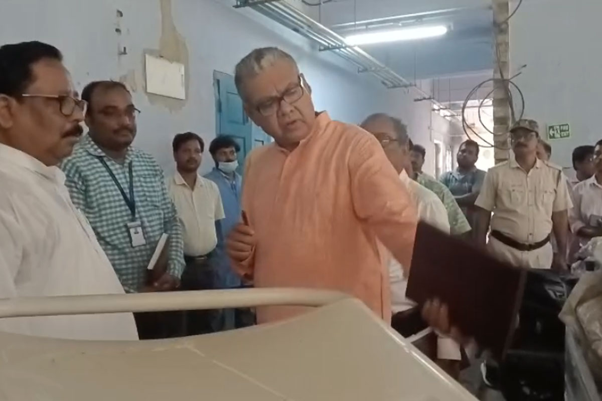 ভেঙে পড়ছে ভবন, অব্যবহৃত আসবাবপত্রে মরছে! হলদিয়া মহকুমা হাসপাতালের ‘দশা’ দেখে ক্ষুব্ধ স্বাস্থ্যমন্ত্রী