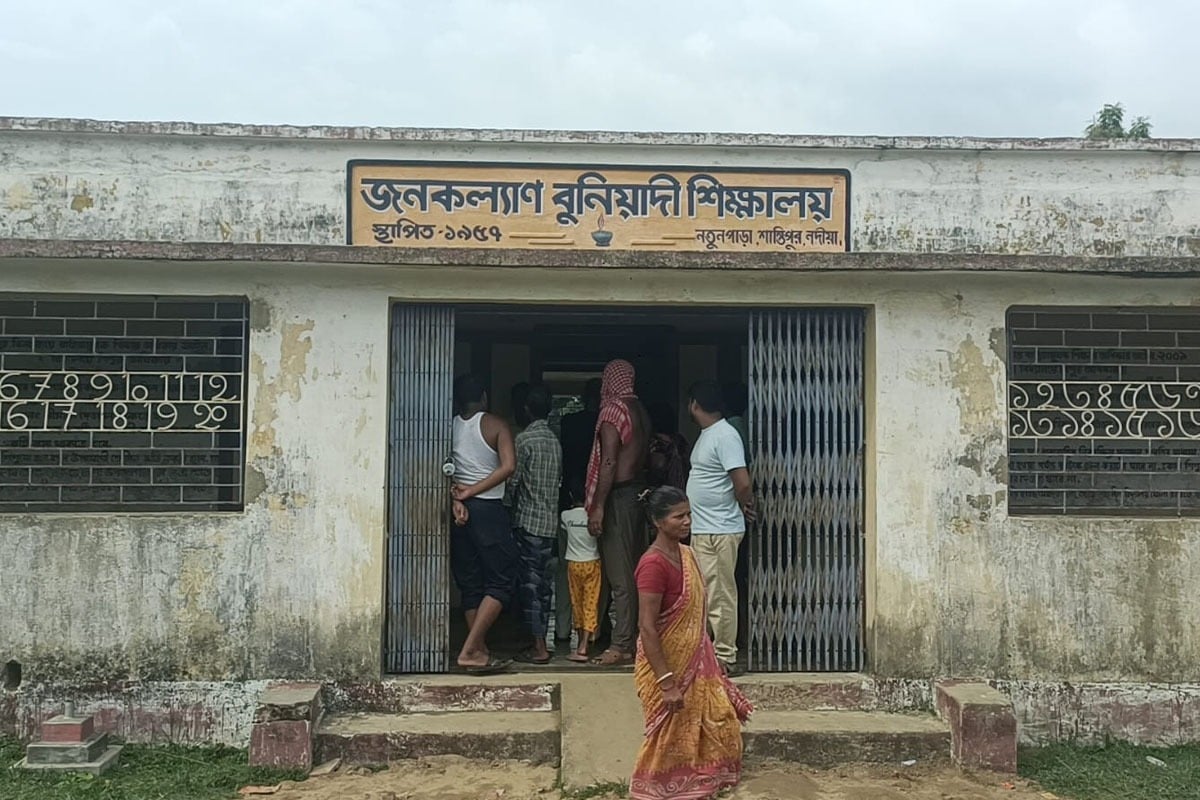 মিড ডে মিলের মাংস দিয়ে স্যারের বিবাহ বার্ষিকীর ভোজ! শান্তিপুরের স্কুলে তুমুল শোরগোল