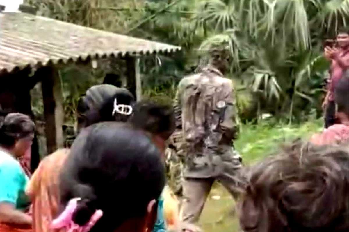 জ্যোতিষী থেকে কোটিপতি, তৃণমূল পঞ্চায়েত প্রধানকে ‘ডিমথেরাপি’, কাদা-গোবর মাখাল জনতা!