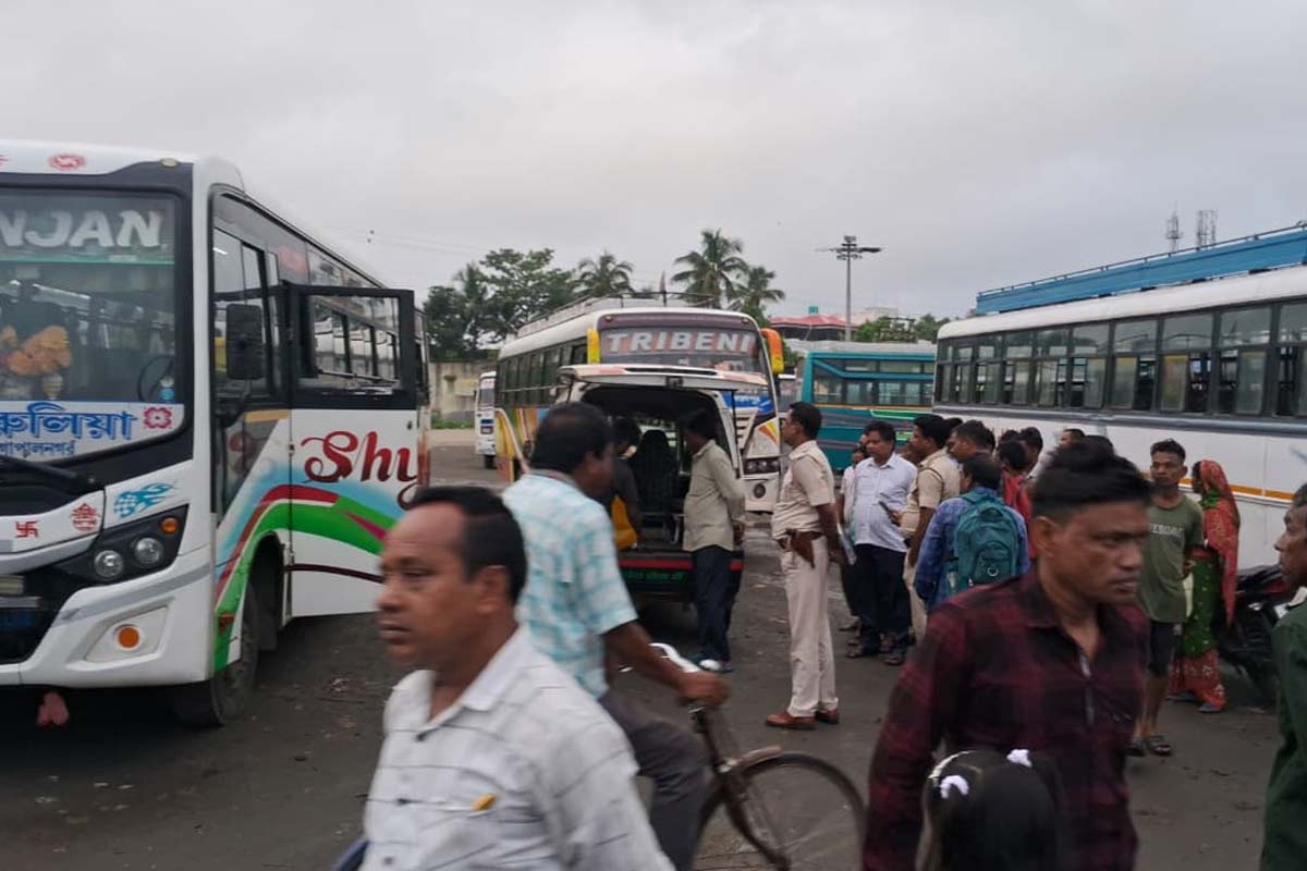সহকর্মীকে ডাকতে এসে থ চালক, বাসের মধ্যে পড়ে খালাসির দেহ! চাঞ্চল্য পুরুলিয়ায়