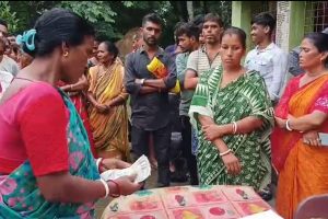 পুষ্পা ফিনিস! চাপের মুখে স্ত্রী’র হাতে জনে জনে কাটমানি ফেরাচ্ছে জাহাঙ্গীরের ‘সেনাপতি’