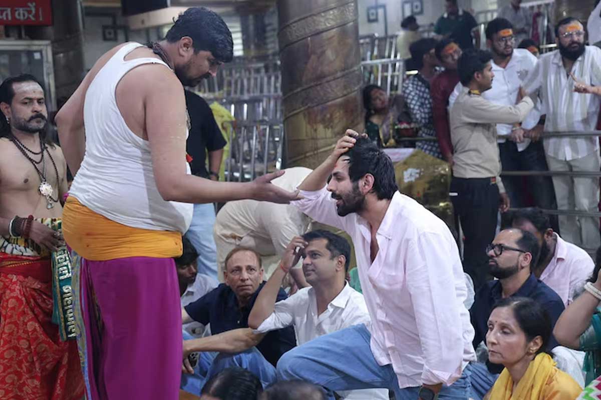 Kartik Aaryan visits Mahakaleshwar Temple after winning his first National Award