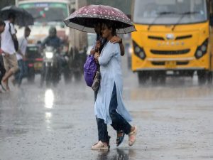 রাতভর প্রবল বৃষ্টিতে জেরবার কলকাতা, জলমগ্ন বহু এলাকা, রাজ্যজুড়ে জারি সতর্কতা