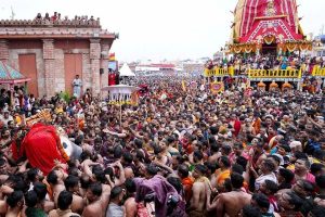 প্রবল ভিড়ে ভক্তদের মৃত্যু, মাসির বাড়ির আগেই থমকে জগন্নাথ-বলরাম-সুভদ্রার রথ! কখন শুরু যাত্রা?