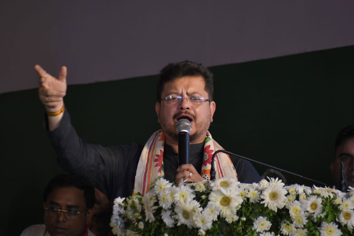 ‘প্রতি মাসে শহিদ পরিবারদের ১০ হাজার টাকা’, মমতাকে বিঁধে একুশের মঞ্চে বললেন ঋতব্রত