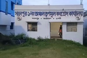 ষড়যন্ত্রের আঁতুরঘর তৃণমূলের পার্টি অফিস! উদ্ধার বিজেপি নেতার নামে নিখোঁজ পোস্টার! মিলল কন্ডোমও