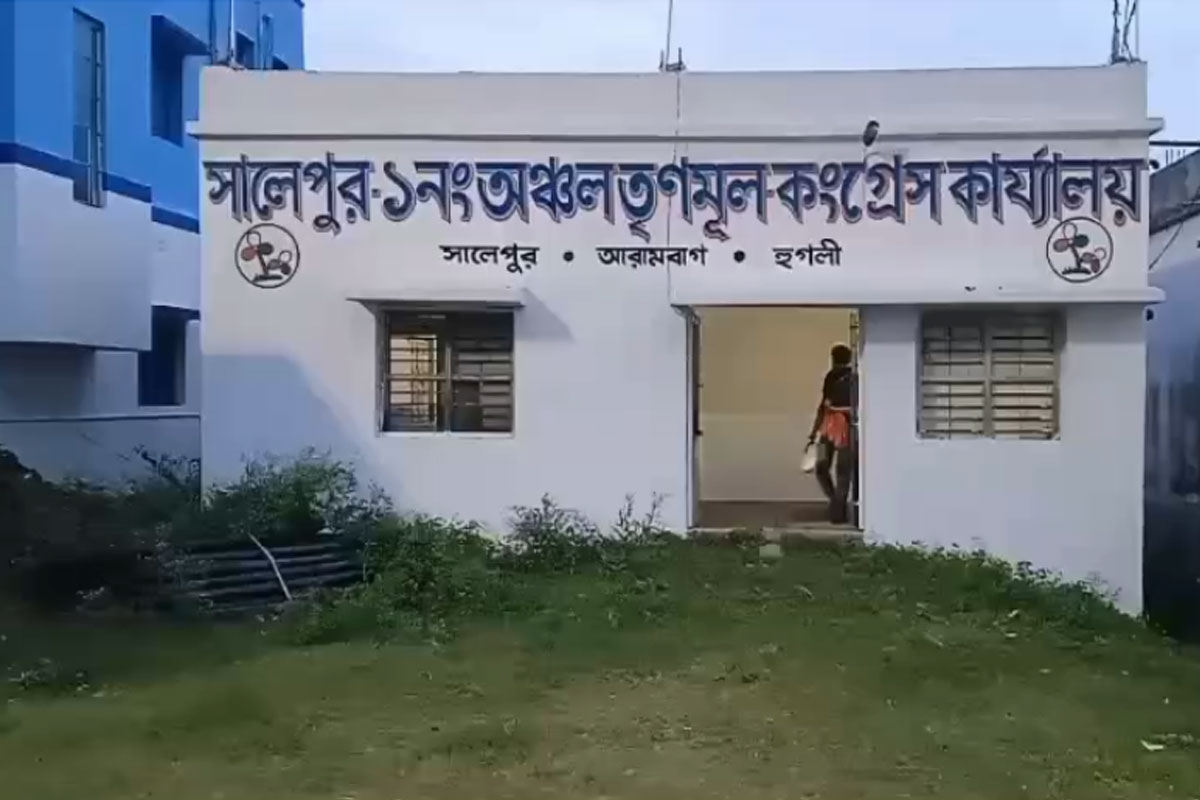 ষড়যন্ত্রের আঁতুরঘর তৃণমূলের পার্টি অফিস! উদ্ধার বিজেপি নেতার নামে নিখোঁজ পোস্টার! মিলল কন্ডোমও