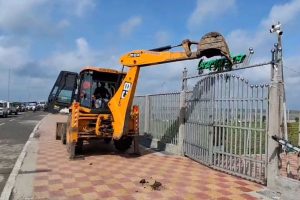 শওকত মোল্লার ছেলের ক্যাফেতে চলল বুলডোজার, নদী ‘চুরি’ করে তৈরি ‘অরণ্যের কুলে’ ভাঙার প্রক্রিয়া শুরু