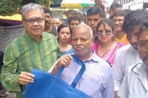 ‘পুরনো দিনে ফিরুন, থলে নিয়ে বাজার যান’, প্লাস্টিক ছেড়ে চটের ব্যাগ ব্যবহারের বার্তা স্বাস্থ্যমন্ত্রীর