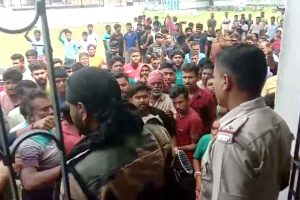 ছাত্রীদের সঙ্গে অশালীন আচরণ! স্যরকে বেদম মার, ডিম-থেরাপি, শান্তিপুরের স্কুলে ব্যাপক উত্তেজনা