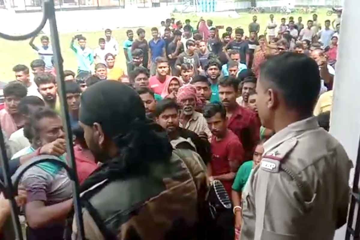 ছাত্রীদের সঙ্গে অশালীন আচরণ! স্যরকে বেদম মার, ডিম-থেরাপি, শান্তিপুরের স্কুলে ব্যাপক উত্তেজনা