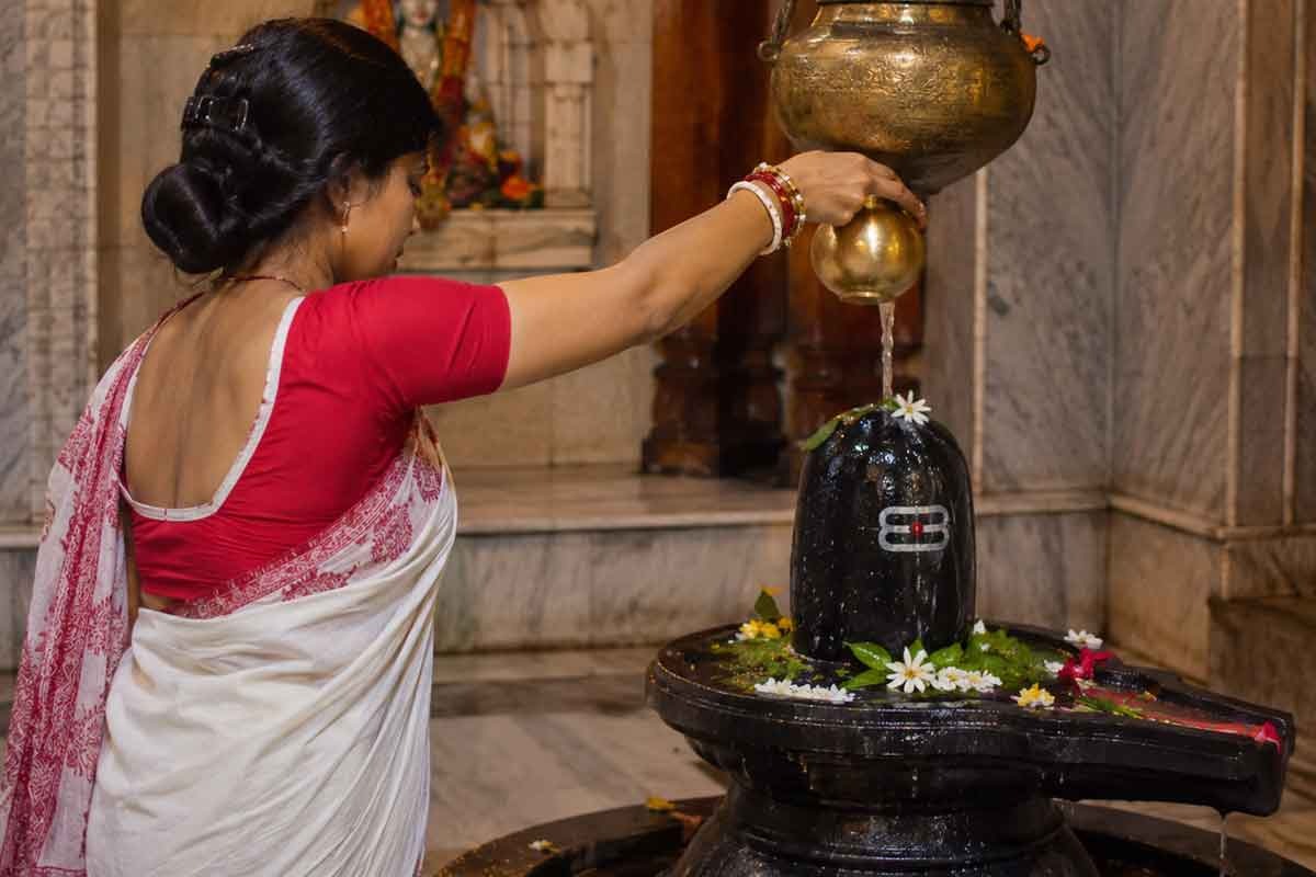 শিবলিঙ্গে জল ঢালার সময় জপ করুন এই ৩ গোপন নাম, কাটবে সব সংকট
