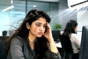 দিনভর এসি-তে বসে বর্ষাতেও ত্বক খসখসে? কী উপায়ে ফিরবে আর্দ্রতা, জানালেন বিশেষজ্ঞ