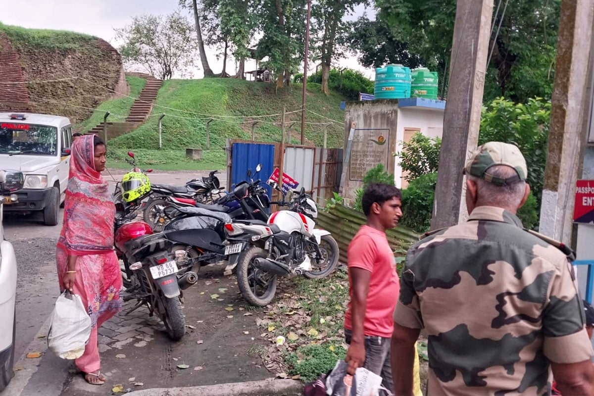 বাংলাদেশে ‘পুশ ব্যাক’! বছর পেরিয়ে মহদীপুর সীমান্ত দিয়ে দেশে সোনালি বিবির স্বামী-সহ ৪
