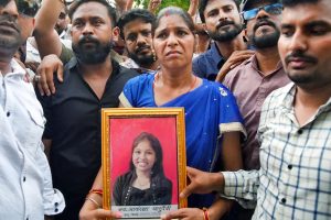 ‘ফাঁসিতে ঝোলানো হোক’, নিট বাতিলে আত্মঘাতী মেয়ে, সুবিচার চেয়ে পথে নামলেন মা