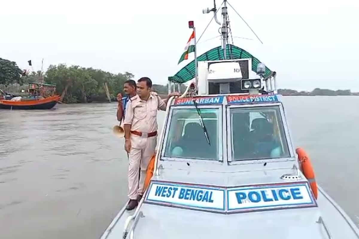 দক্ষিণে দুর্যোগের কালো মেঘ, সুন্দরবনে জারি রেড অ্যালার্ট, মৎস্যজীবীদের সতর্কতায় পুলিশি মাইকিং