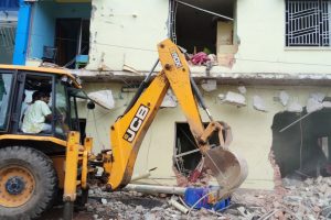 ইছামতীর তীরে বুলডোজার! আদালতের নির্দেশে সরকারি জমিতে ওঠা বেআইনি হোটেল ভাঙা শুরু