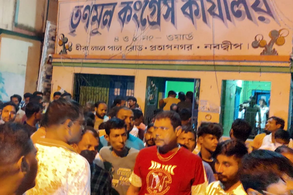 রাতের অন্ধকারে তৃণমূল কার্যালয় থেকে সাইকেলে করে নথি পাচার! হুলস্থূল নবদ্বীপে