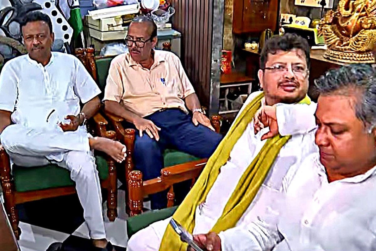 তৃণমূল ভবনের ‘দখল’ নিল ঋতব্রত শিবির! গেটে ‘মমতাহীন’ পোস্টার, নতুন তালা! পৌঁছল ‘কালীঘাট তৃণমূল’