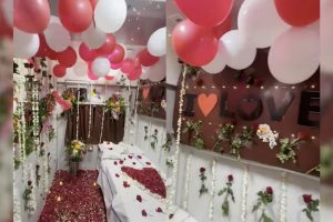 চলন্ত ট্রেনেই ফুলশয্যা! গোলাপ-বেলুনে সাজল কামরা, যুগলের ভিডিও দেখে থ নেটদুনিয়া