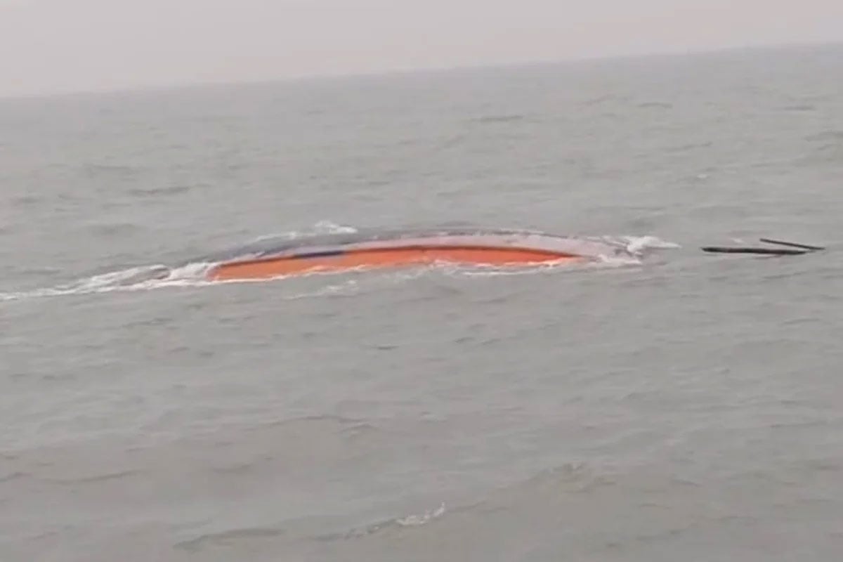খারাপ আবহাওয়ায় ইলিশ ধরতে যাওয়াই কাল, ফের বঙ্গোপসাগরে ডুবল ট্রলার!
