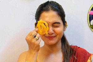 চামর হাতে কাঁসর ঘণ্টা বাজিয়ে রথ টানলেন ইন্দ্রাণী, এক নজরে তারকাদের রথযাত্রার ঝলক