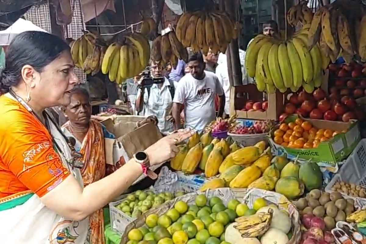 ‘শুধু দোকান কেন, খাট-বিছানা নিয়ে আসুন’, ল্যান্সডাউন মার্কেটে ব্যবসায়ীদের ধমক, ২ দিনের ‘ডেডলাইন’ অগ্নিমিত্রার