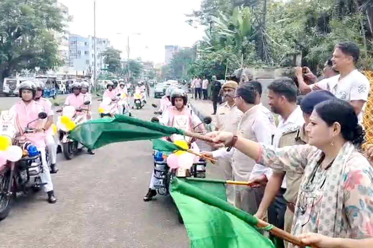 আসানসোলেও এবার রোমিওদের যম! পুজোর আগেই রাস্তায় ‘দুর্গা স্কোয়াড’ বাহিনী, উদ্বোধনে অগ্নিমিত্রা
