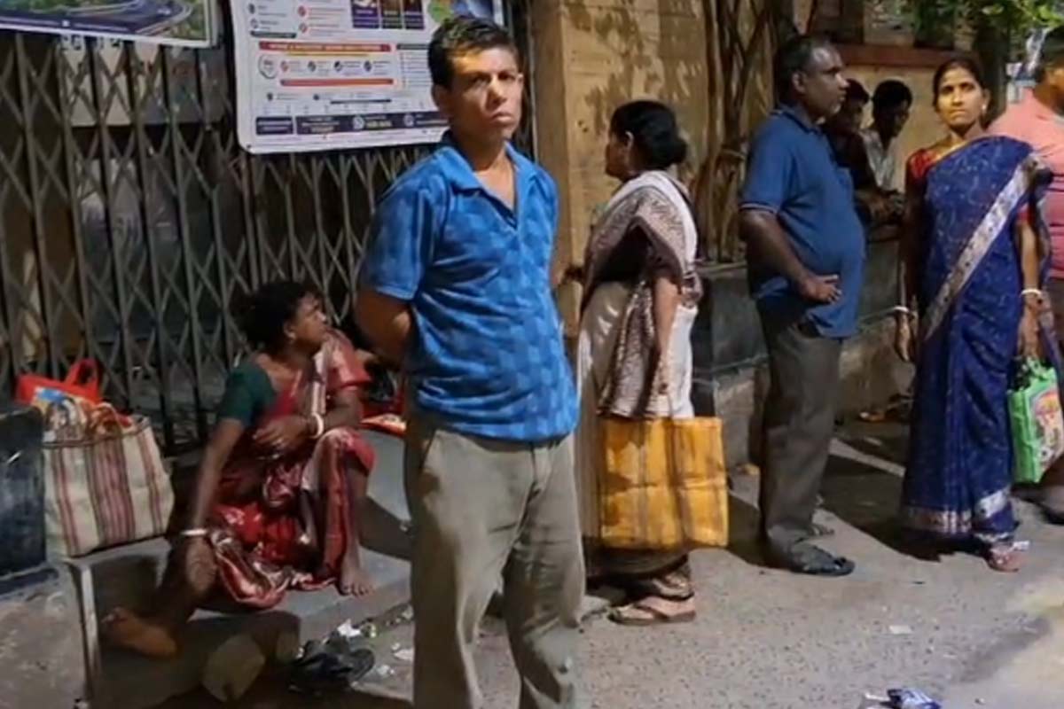 ঝড়বৃষ্টিতে আধার সংশোধনে এসে চূড়ান্ত ভোগান্তি! মুখ্যমন্ত্রীর কাছে সরলীকরণের আর্জি কাঁথিবাসীর