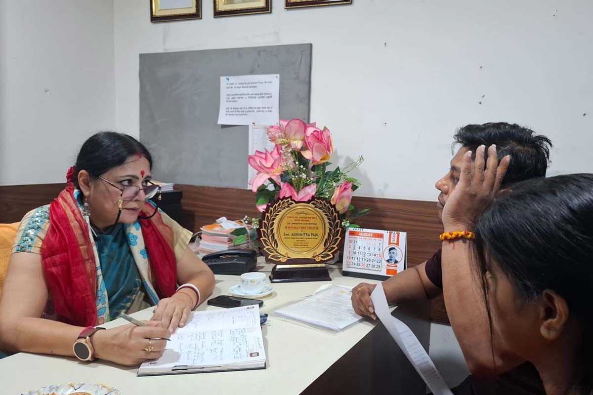 ‘সতর্ক করছি, শুধরে যান’, রাস্তায় বালি-পাথর ফেলা নিয়ে হুঁশিয়ারি অগ্নিমিত্রার, হবে জরিমানাও!
