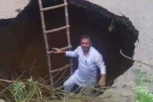 প্রবল বৃষ্টিতে আগ্রার রাস্তায় পেল্লাই গহ্বর! মই নিয়ে ‘বিকাশ’ খুঁজতে নামলেন সপা নেতা