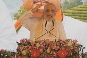 ‘রবীন্দ্রসঙ্গীত নয়, তৃণমূল আমলে বোমার শব্দ শোনা যেত’, মমতাকে বিঁধে শুভেন্দুর প্রশংসা শাহর