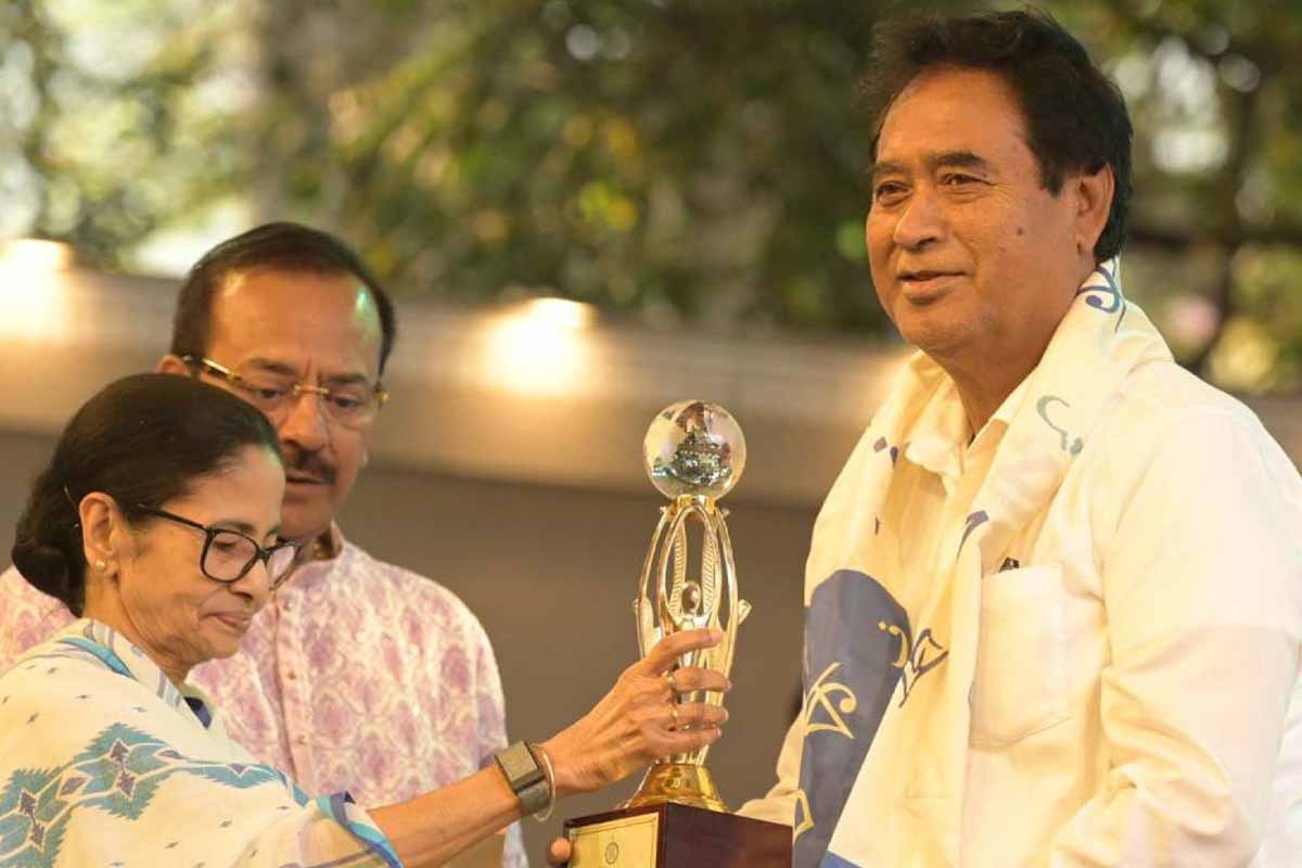 নেতাজিকে ‘অপমান’, অনন্ত মহারাজের বঙ্গবিভূষণ কাড়ল শুভেন্দু সরকার