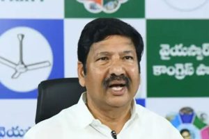 পুত্রবধূর ধর্মান্তরণের অভিযোগ, ‘বাইবেল পাঠ অন্যায়?’ প্রশ্ন অন্ধ্রের প্রাক্তন মন্ত্রীর