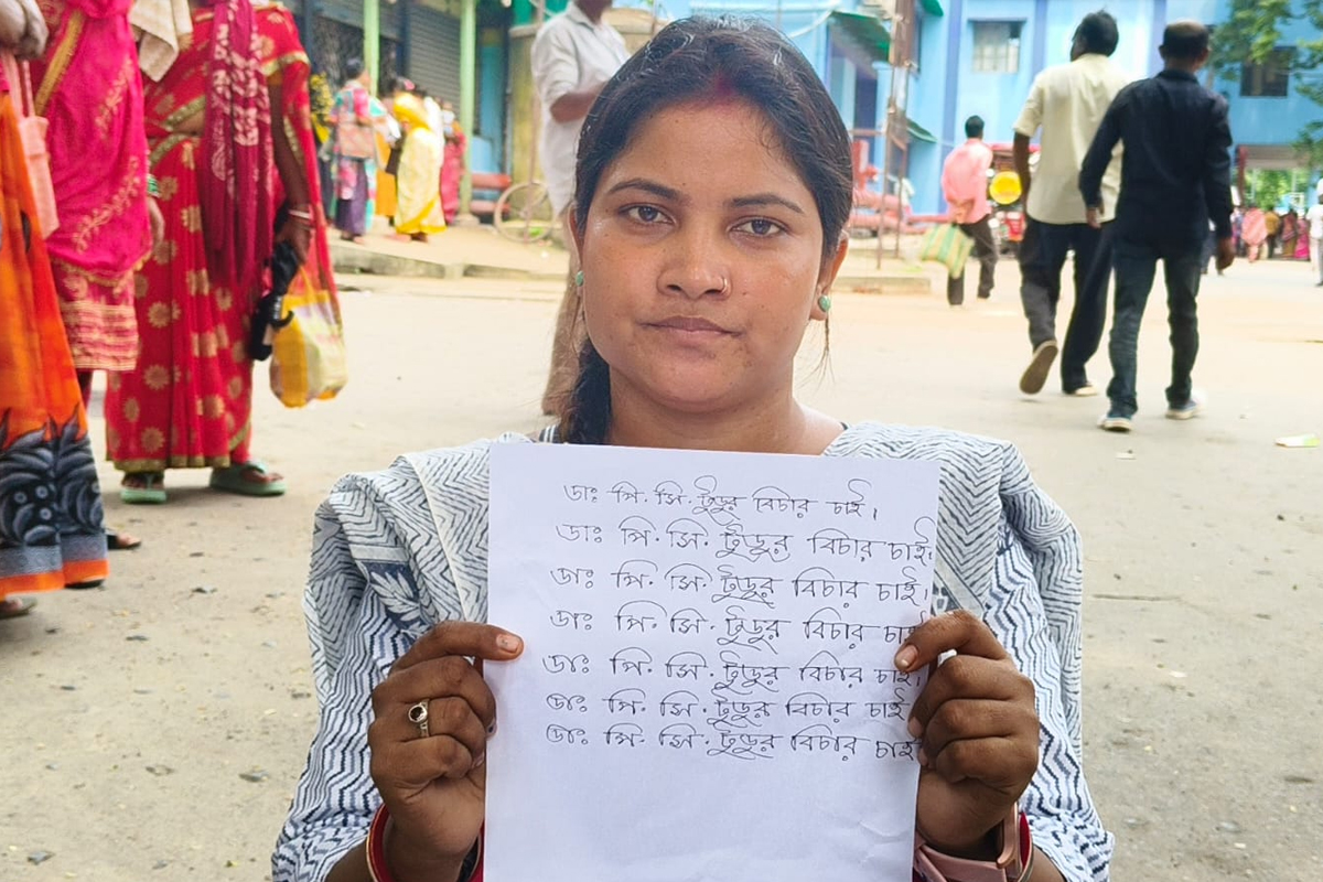 দ্বিতীয় বিয়ের ৬ মাসেই স্ত্রী-সন্তান ছেড়ে প্রথম বউয়ের সঙ্গে সম্পর্ক! বিচার চেয়ে ধরনায় চিকিৎসক ঘরনি