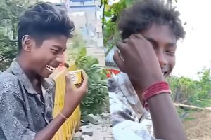 চায়ের কাপ হাতে কিশোরের সরল হাসিতে মুগ্ধ নেটপাড়া! ভাইরাল অরুণের জীবন কিন্তু মোটেই মজার নয়
