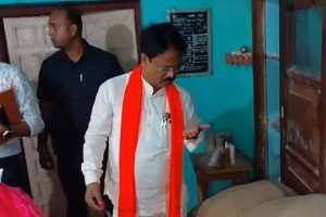 ‘খারাপ চাল-গম নেবেন না, প্রতিবাদ করুন’, রেশন দোকানে ‘ভিজিট’, ডিলারদের কড়া বার্তা খাদ্যমন্ত্রীর 