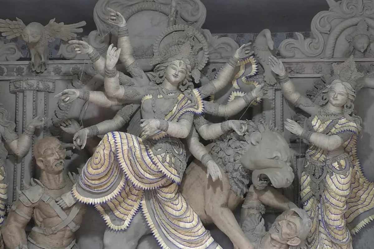 পদ্মাপাড়ের দুর্গাপুজোয় চমক! দেশলাই কাঠি-রেশমি সুতোয় গড়ে উঠছে দেবীপ্রতিমা