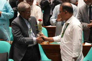 বাংলাদেশের রাষ্ট্রপতি পদে শপথ মির্জা ফখরুল, লাল গোলাপ তুলে দিলেন তারেক
