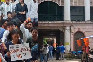 ‘ককরোচ’দের স্কুল কর্মসূচিতে উদ্বুদ্ধ এবিভিপি! বর্ধমানের উপাচার্যকে ‘চোর’ তকমা দিয়ে ঘেরাও